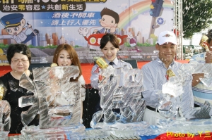 ▲王怡仁扮演"俏女警"▼防犯罪宣導