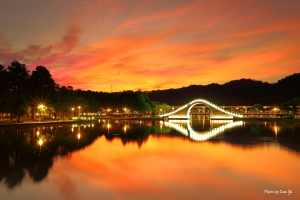 朝霞滿天映大湖