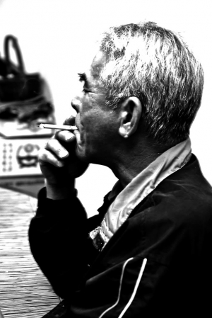 吸一口,讓煩惱隨煙飄去