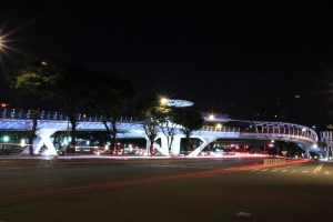 夜拍凱旋自行車橋兼曝車軌
