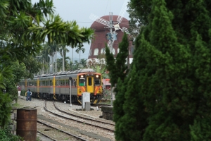 集集火車進站囉 好像看到一位疑似法小金大著法拉力外套