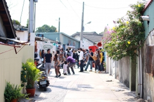 女王大搖大擺逛自助新村