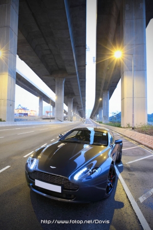 Aston Martin V8 VANTAGE