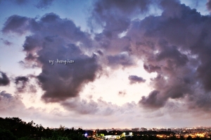 南高雄多雲的黃昏