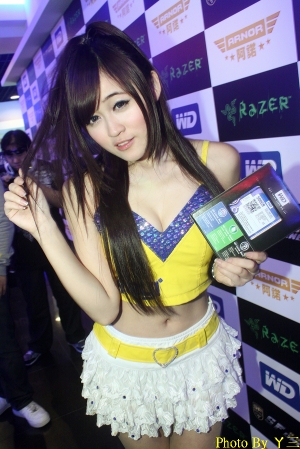 ▼華義電競主持▲倩倩