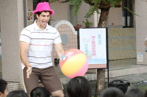 20090521 忠僕號(各國船員至鄉村表演)