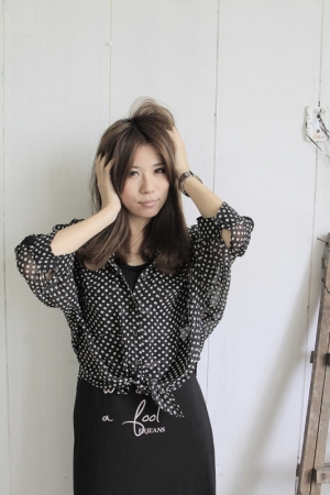 妹妹 要拍網拍賣衣服嚕~~