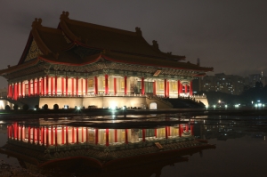 積水不夠的自由廣場..我想拍倒影啊>"<