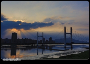 扛著腳架-橋是晴(難得台北好天氣)