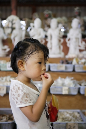 打自己的小孩叫~家暴,打別人家的小孩咧