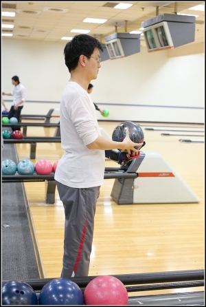 打保齡球8連拍...