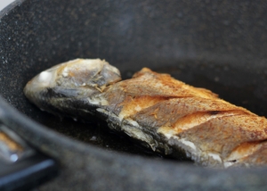 妈妈煮晚餐时，趁机拍一下