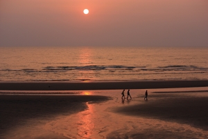 夕陽映照的海天一線及豎琴橋
