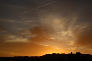 今天的夕陽像個人頭