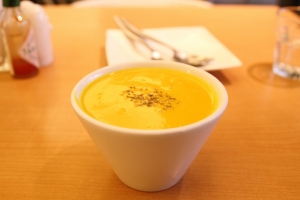 肉醬千層麵，南瓜濃湯，香蒜麵包