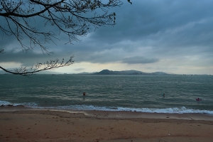 風雨飄搖後的海岸風光