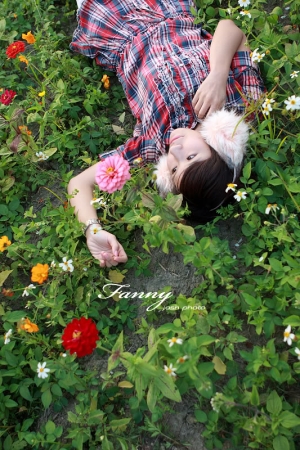 Fanny@花海 之躺著拍比較正
