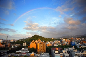 彩虹映夕霞 紫雲流 光跡走