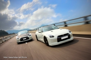 Dry Carbon Black and White GT-R35