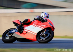 新手試貼 對賽車場的堅持