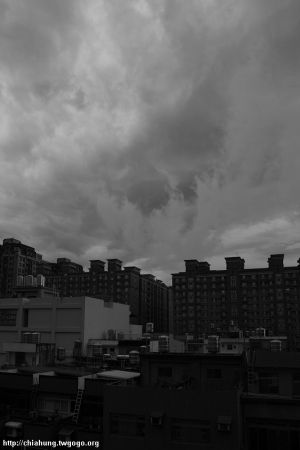蓮花颱風烏雲黑白照