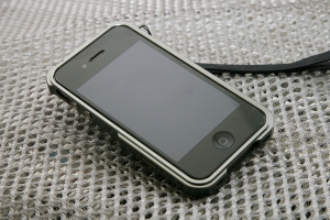 iphone4 BLADE 金屬保護殼+鏡面背貼 分享