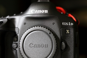 該來的終究是躲不掉~防潮箱內新成員~Canon 1Dx~