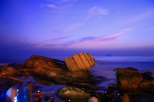 萬里拳頭石夜曝