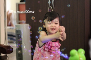 在家玩泡泡的小企鵝