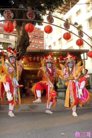 ▲大安區聖母宮入廟辣炮▼