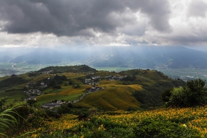雨中的六十石山
