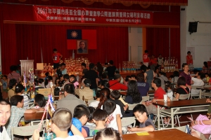 這一家系列-拿紙杯 ....不 是拿獎盃