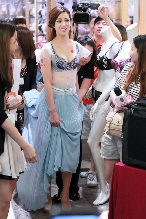 2013-10-12-莫允雯 in 大遠百 (曼黛瑪璉)