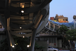 圓滾滾的天橋
