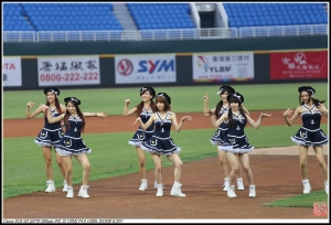 (6D)桃園國際棒球場的女孩