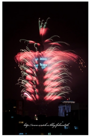 2010台北101跨年煙火-位於麥帥一橋