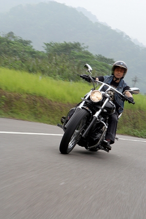 跟拍動態之帥氣的美式重車女騎士