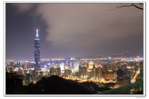 霧茫茫的台北夜空