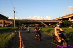 享受難得的悠閒▲河濱隨拍▼