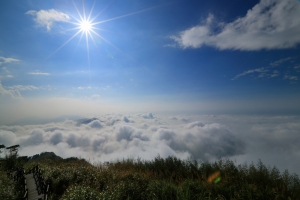 瞬息萬變隙頂觀雲海