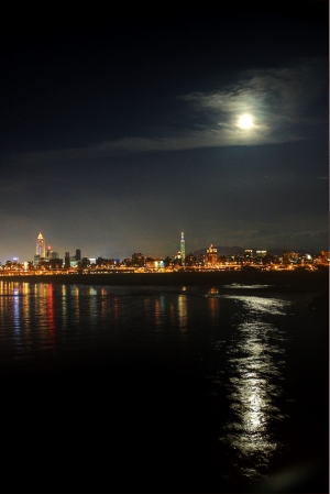 天龍國都內 也能有月光海之景致