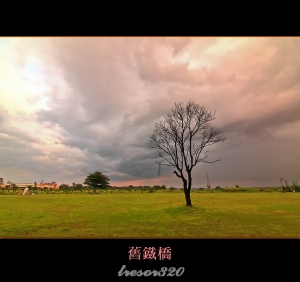 無美麗晨曦的舊鐵橋